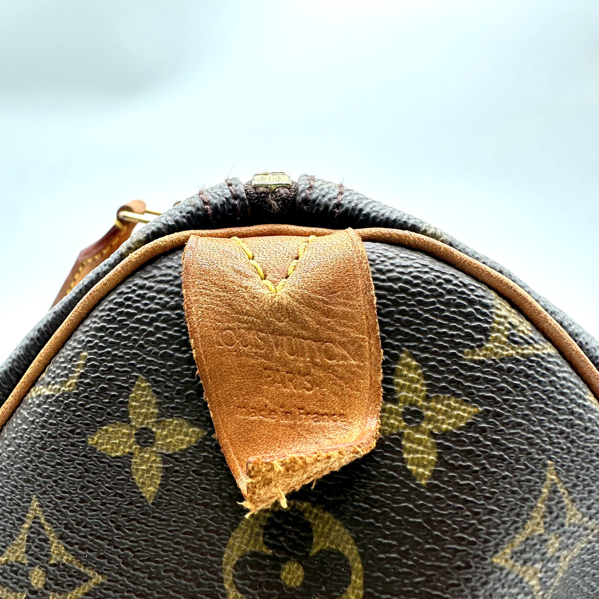 Louis Vuitton Speedy 35 Toile Monogram - détail de la patte de cuir d'extrémité
