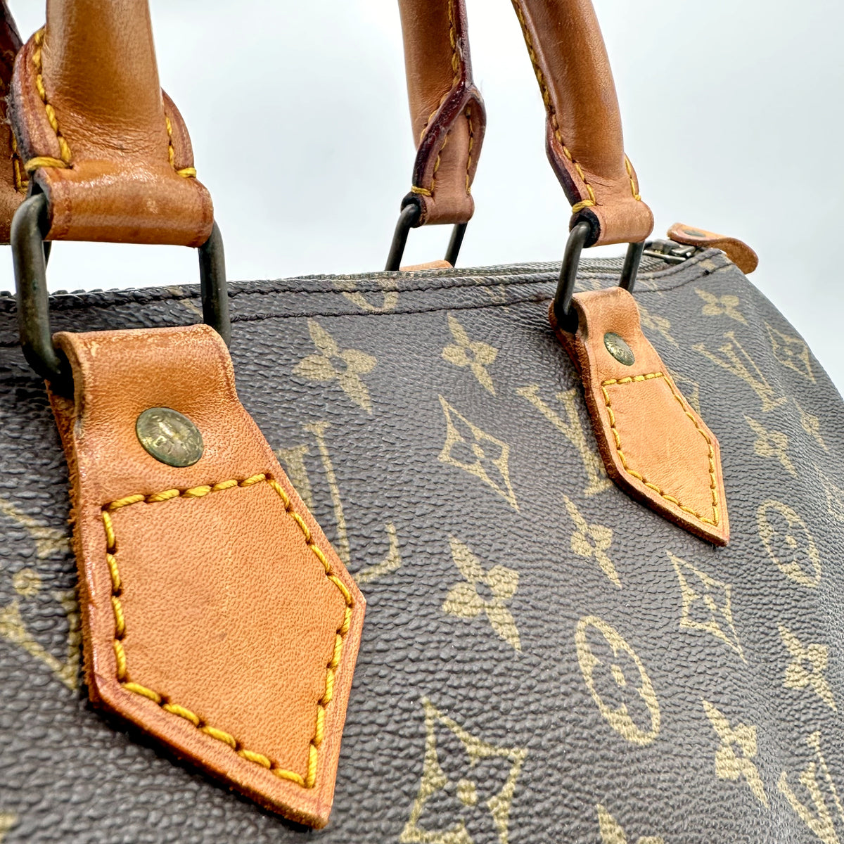 Louis Vuitton Speedy 35 Toile Monogram - détail des anses, pattes et anneaux