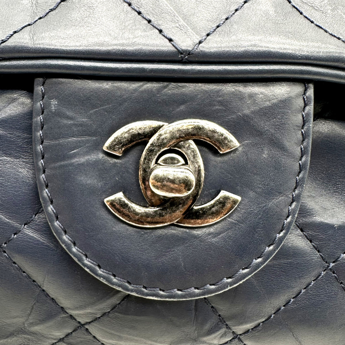 Chanel Matelassé Cuir Bleu Marine - détail du fermoir CC et du matelassage