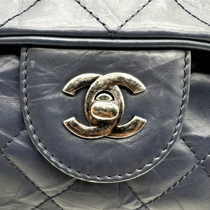 Chanel Matelassé Cuir Bleu Marine - détail du fermoir CC et du matelassage