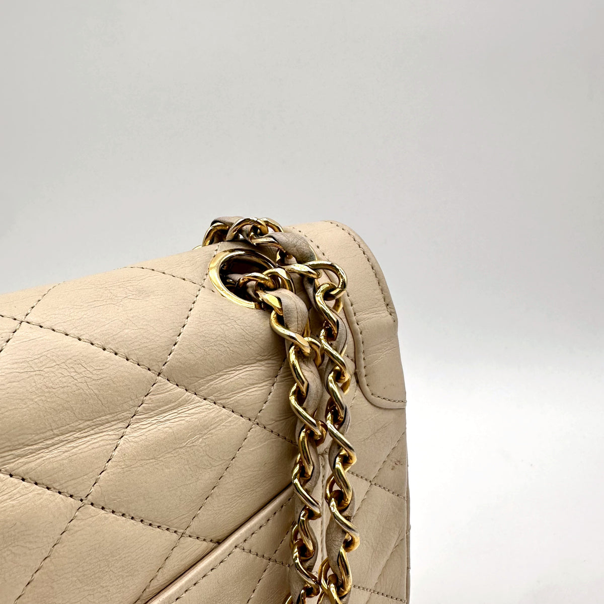 Chanel Diana Cuir d'agneau Beige - détail de la chaîne et du coin supérieur