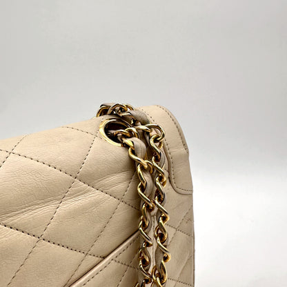 Chanel Diana Cuir d'agneau Beige - détail de la chaîne et du coin supérieur