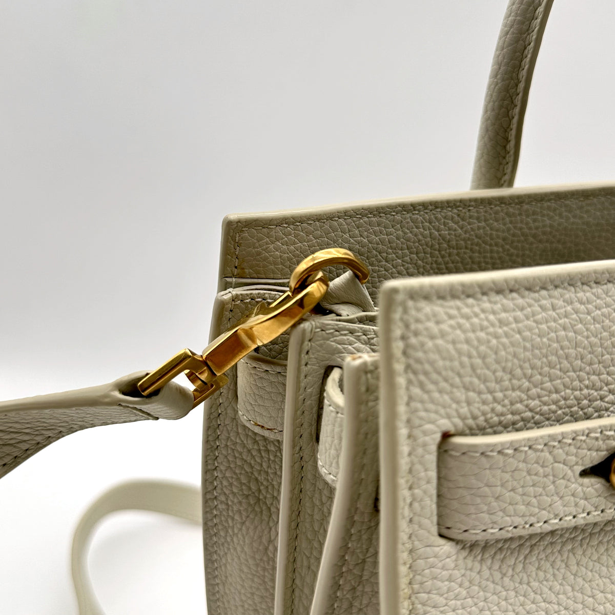 Saint Laurent Sac de Jour Baby Cuir Grainé Blanc Cassé - détail de l'attache de bandoulière et du mousqueton