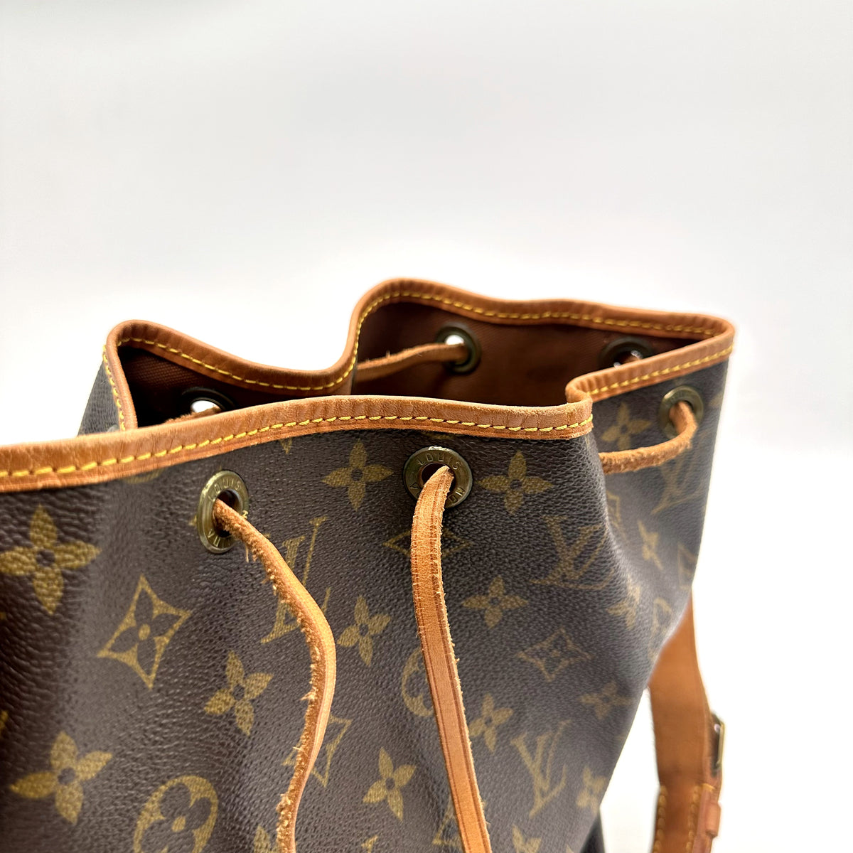 Louis Vuitton Petit Noé Toile Monogram - vue de dessus, cordon et œillets