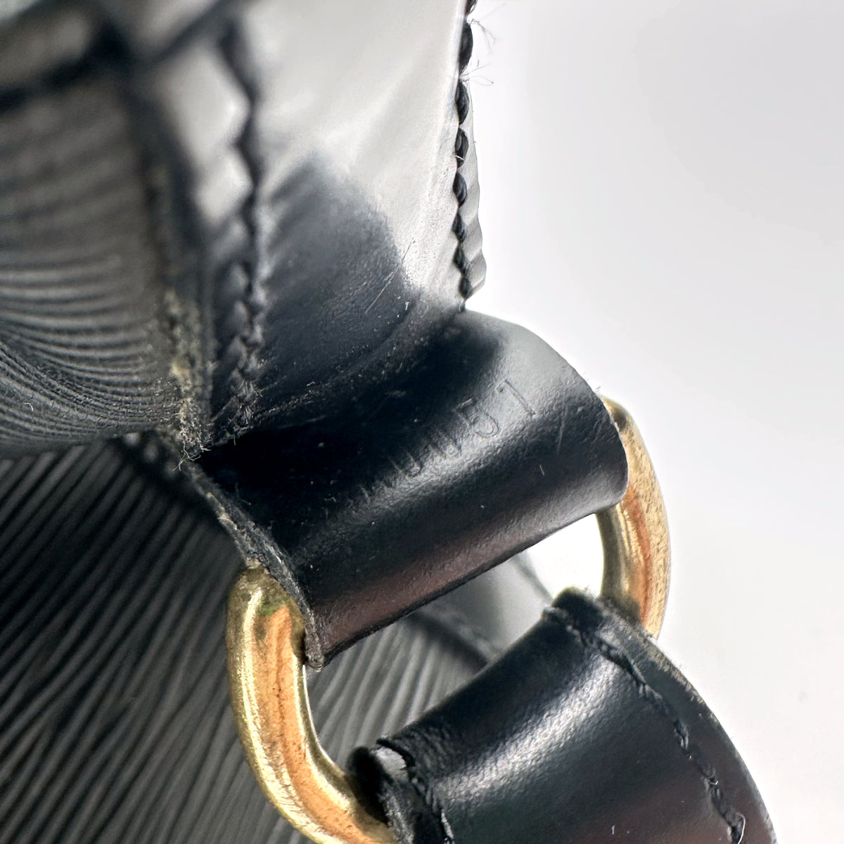 Louis Vuitton Petit Noé Cuir Épi Noir - détail de l'attache de bandoulière et de son anneau