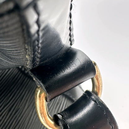 Louis Vuitton Petit Noé Cuir Épi Noir - détail de l'attache de bandoulière et de son anneau