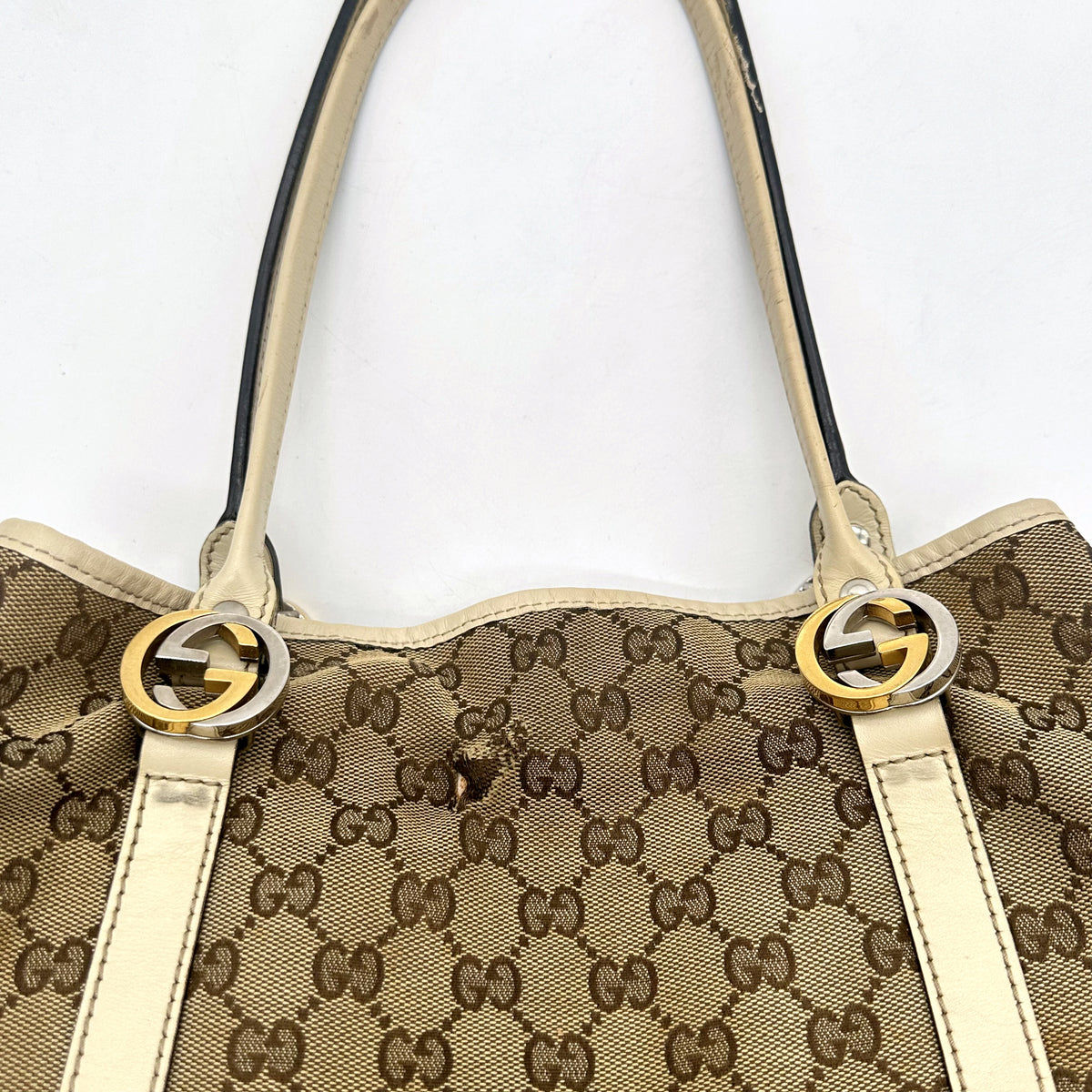 Gucci Cabas Toile GG Beige - détail des deux anneaux et de la toile