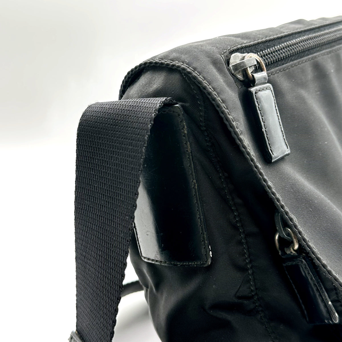 Prada Sac bandoulière Nylon Noir - détail du zip et de l'attache de sangle