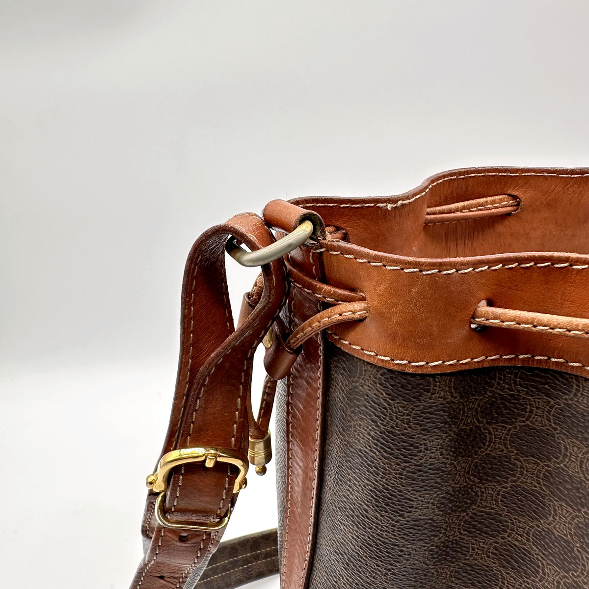Céline Seau Toile Macadam Brun - détail des boucles de réglage de la bandoulière