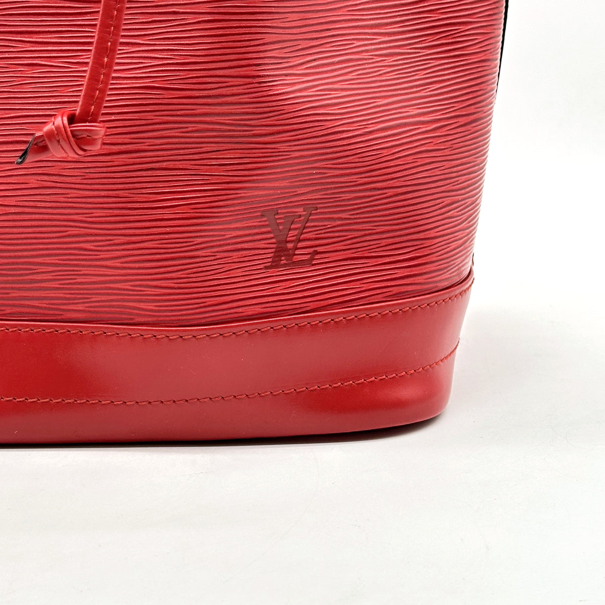 Louis Vuitton Noé Cuir Épi Rouge - détail du cuir et de la base