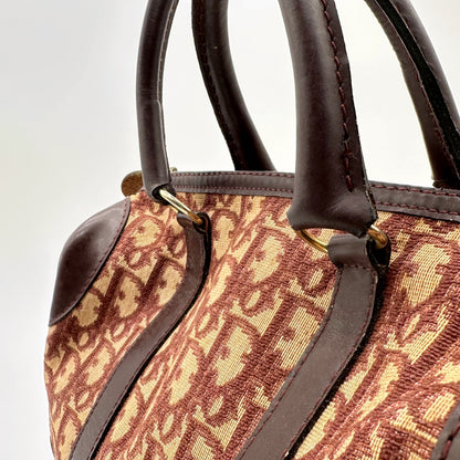 Dior Boston Toile Trotter Rouge - détail des anses et de la bande de cuir