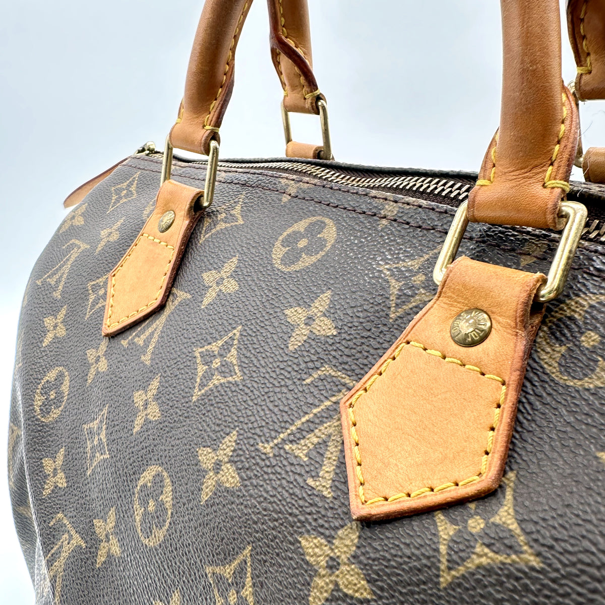 Louis Vuitton Speedy 30 Toile Monogram - détail des anses, pattes et rivets