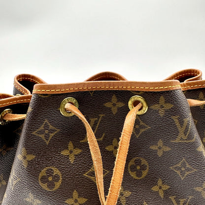 Louis Vuitton Petit Noé Toile Monogram - détail du col, des œillets et du cordon