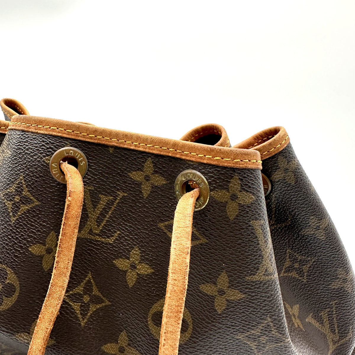 Louis Vuitton Noé Toile Monogram - détail du col et du cordon coulissant