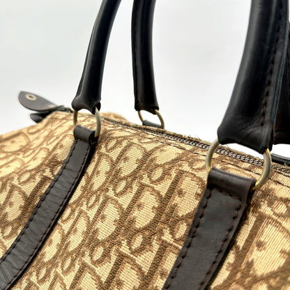 Dior Boston Toile Trotter Beige - détail des anses et de la bande de cuir
