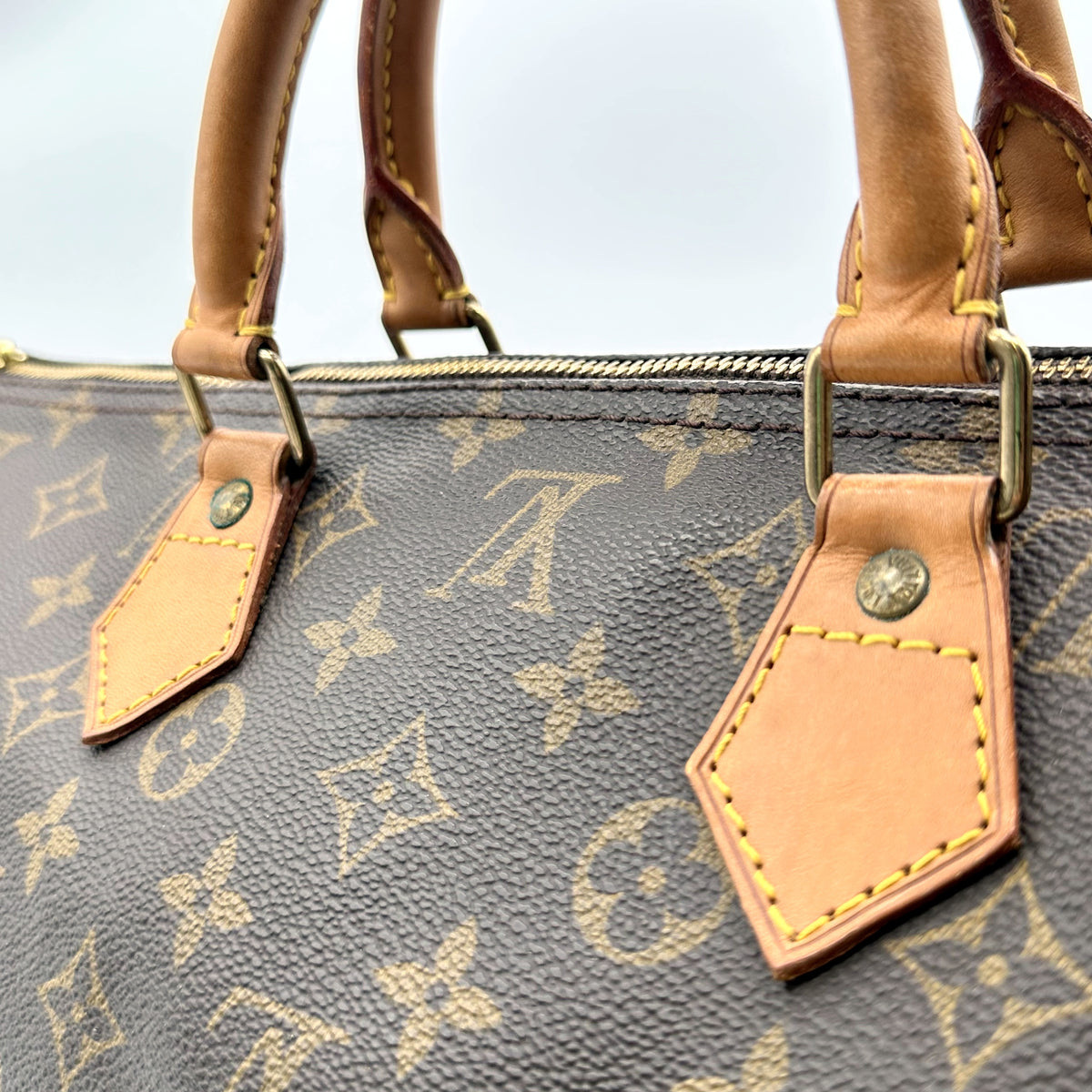 Louis Vuitton Speedy 40 Toile Monogram - détail des anses, pattes et rivets