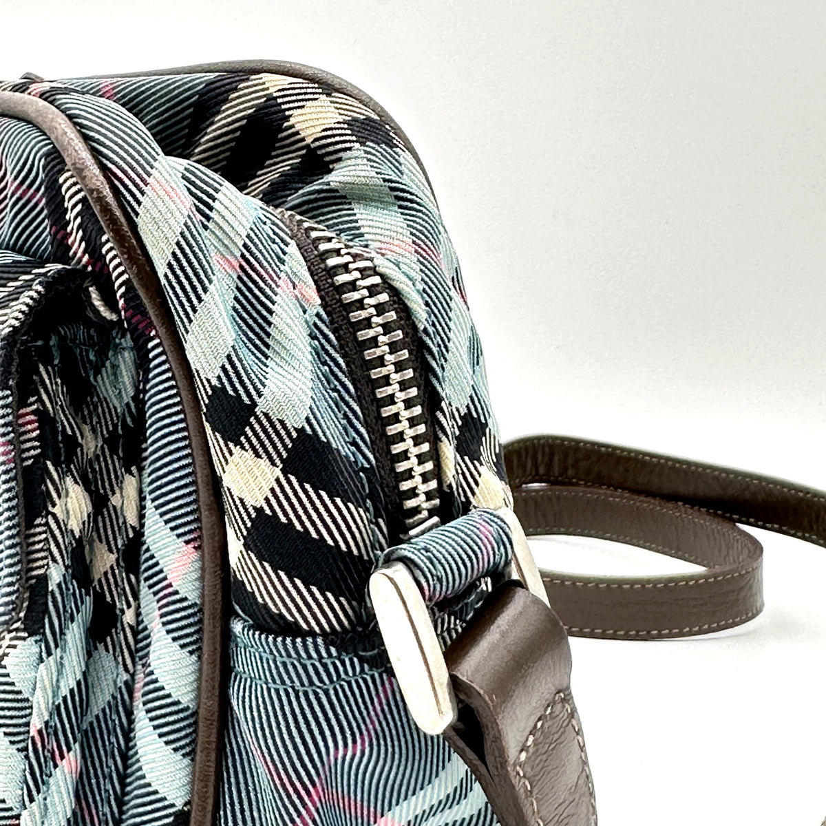 Burberry Sac bandoulière Toile Check Bleue - détail du zip et de l'attache de bandoulière