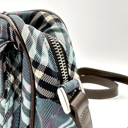 Burberry Sac bandoulière Toile Check Bleue - détail du zip et de l'attache de bandoulière