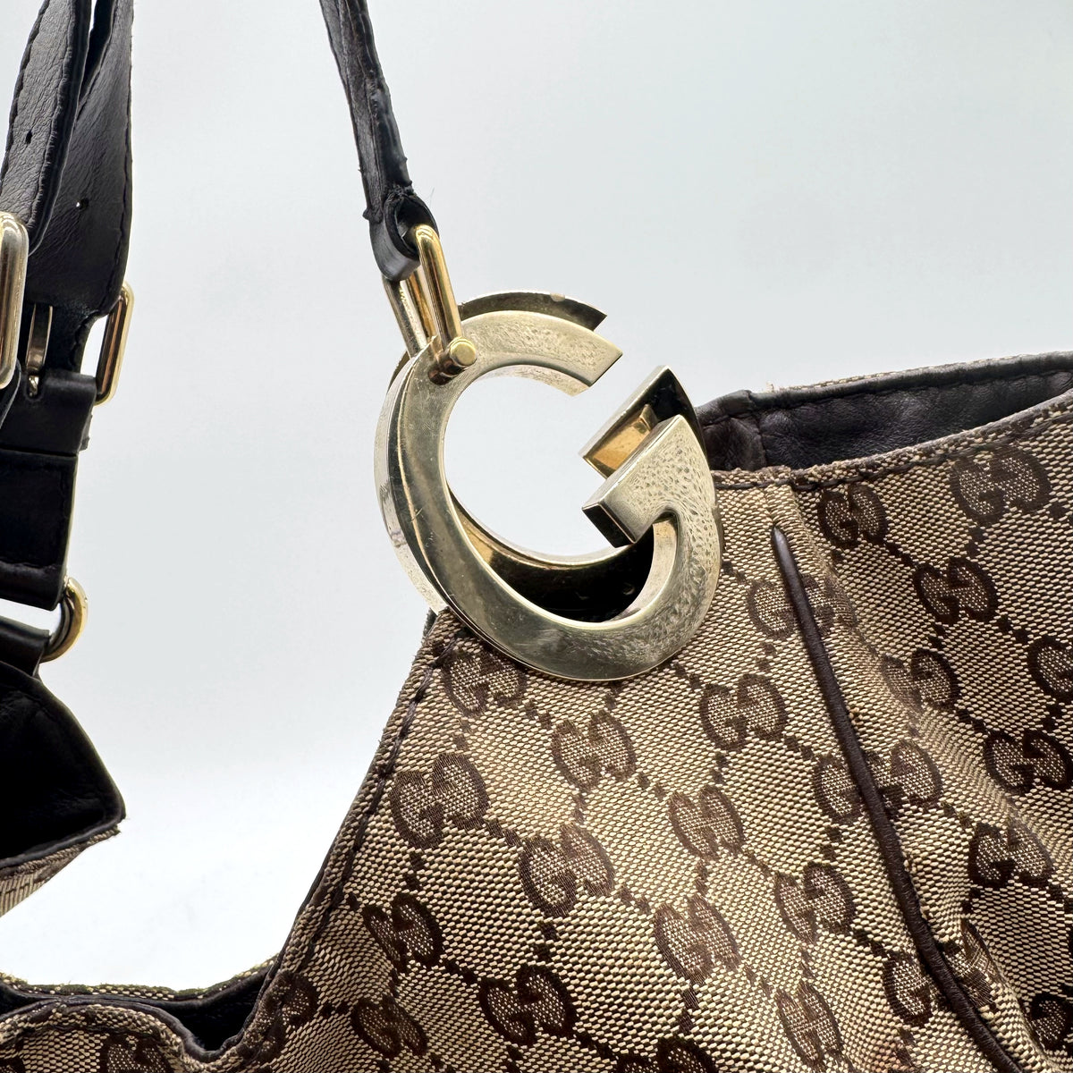 Gucci Hobo Toile GG et cuir marron - détail du grand G doré