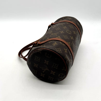 Louis Vuitton Papillon 26 Toile Monogram - vue de trois quarts, bout rond et anse