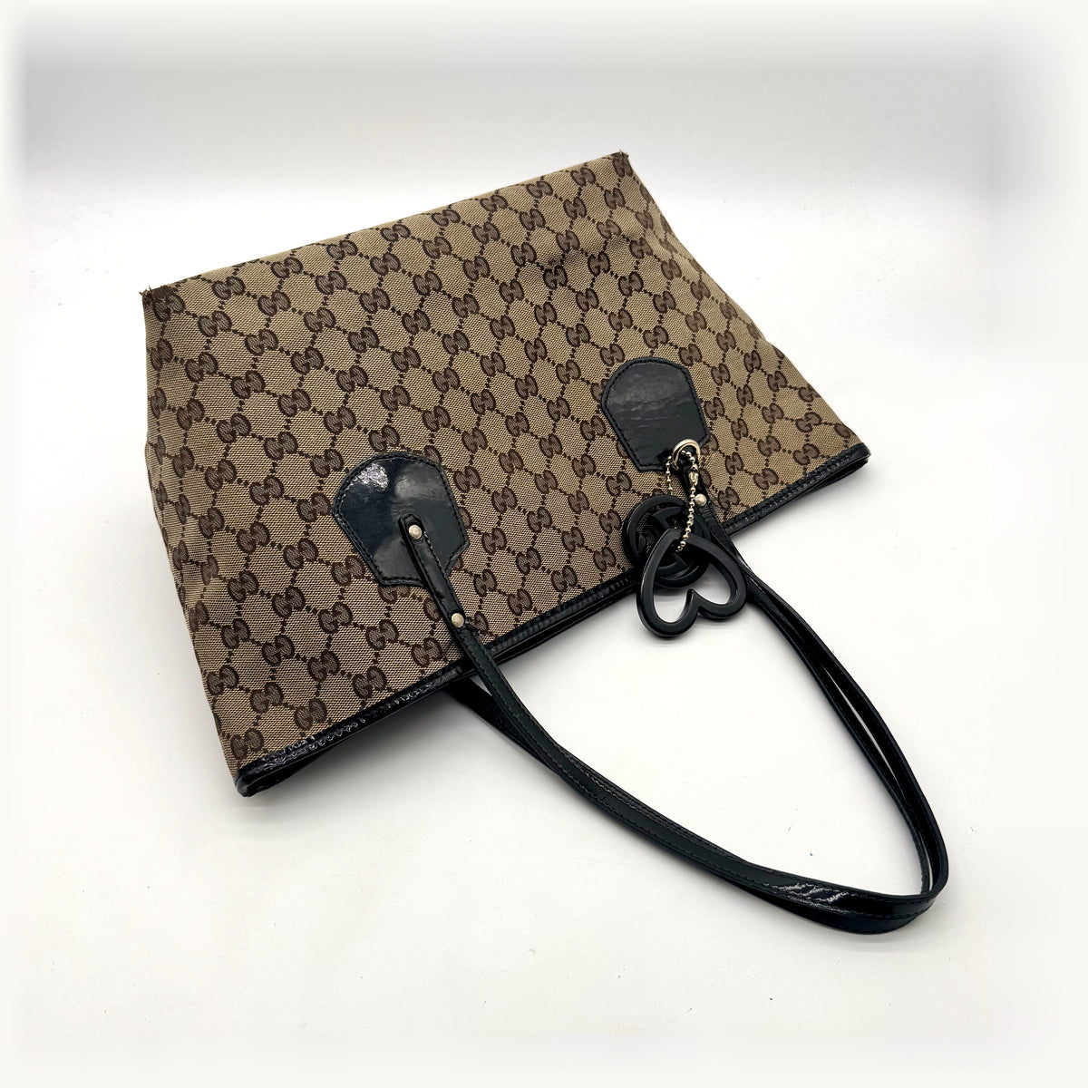Gucci Tote Toile GG Beige et Cuir Verni Noir - vue de dessus en angle, sac ouvert