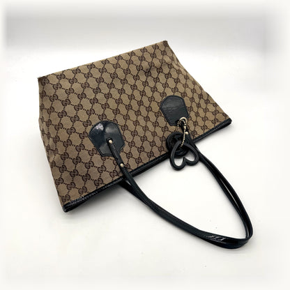 Gucci Tote Toile GG Beige et Cuir Verni Noir - vue de dessus en angle, sac ouvert