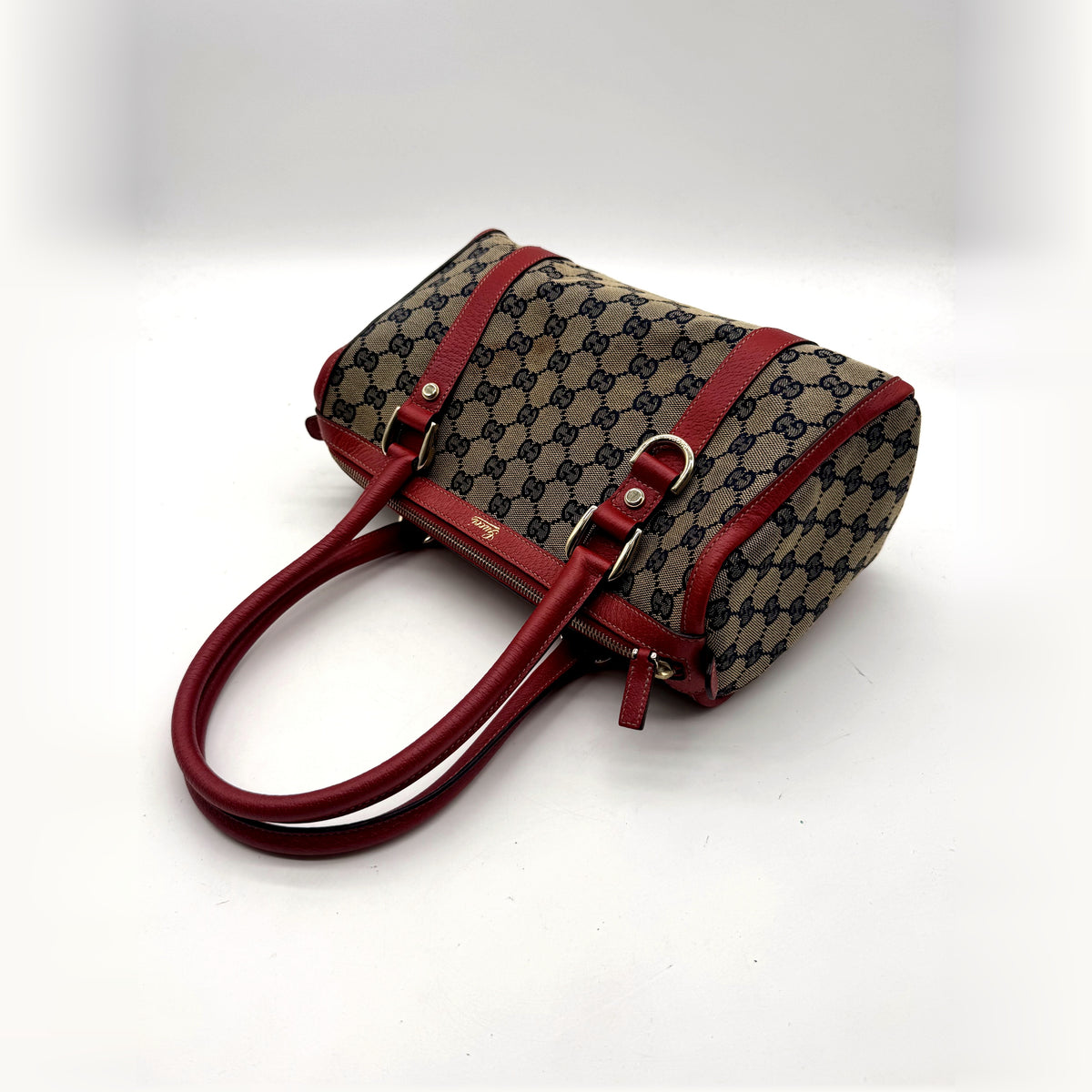Gucci Boston Abbey Toile GG et Cuir Rouge - vue de trois quarts, anses relevées