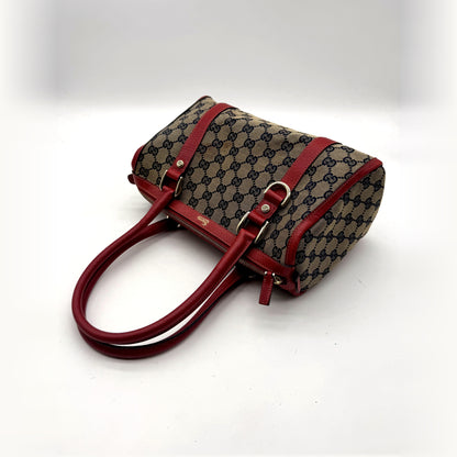 Gucci Boston Abbey Toile GG et Cuir Rouge - vue de trois quarts, anses relevées
