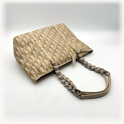 Dior Cabas Toile Trotter Beige - vue de trois quarts, anses déployées
