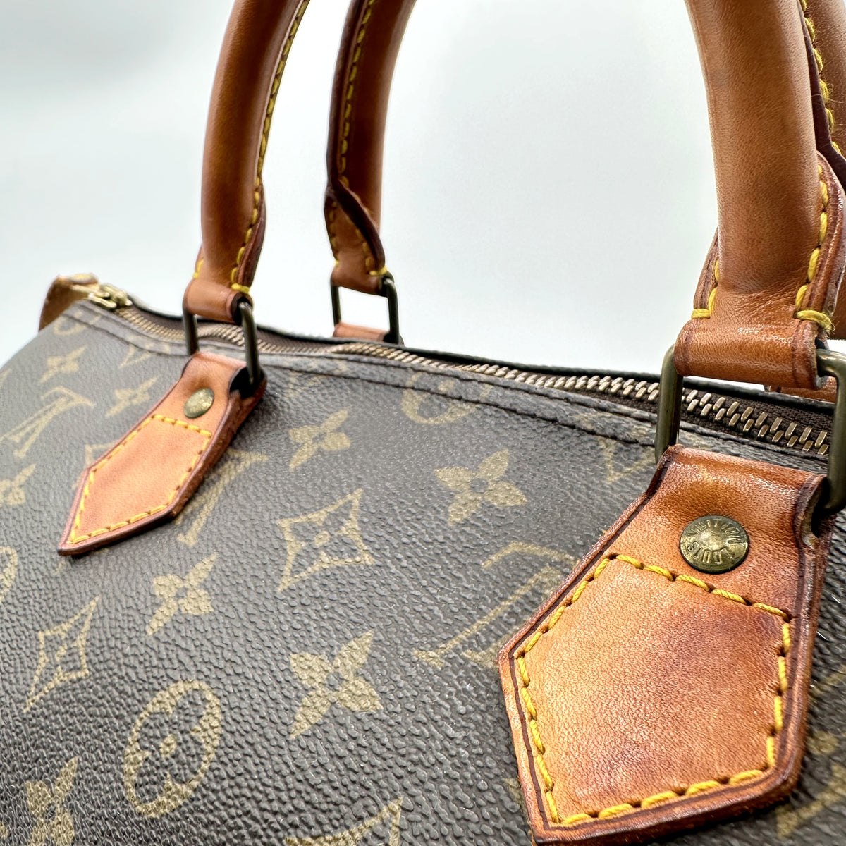 Louis Vuitton Speedy 35 Toile Monogram - détail des anses, pattes et rivets