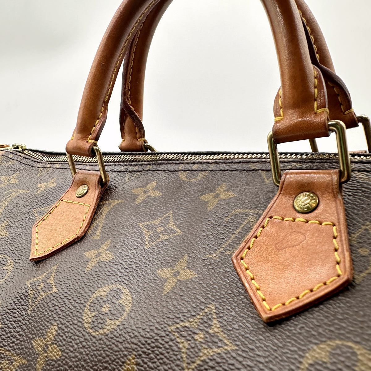 Louis Vuitton Speedy 35 Toile Monogram - détail des anses, pattes et rivets