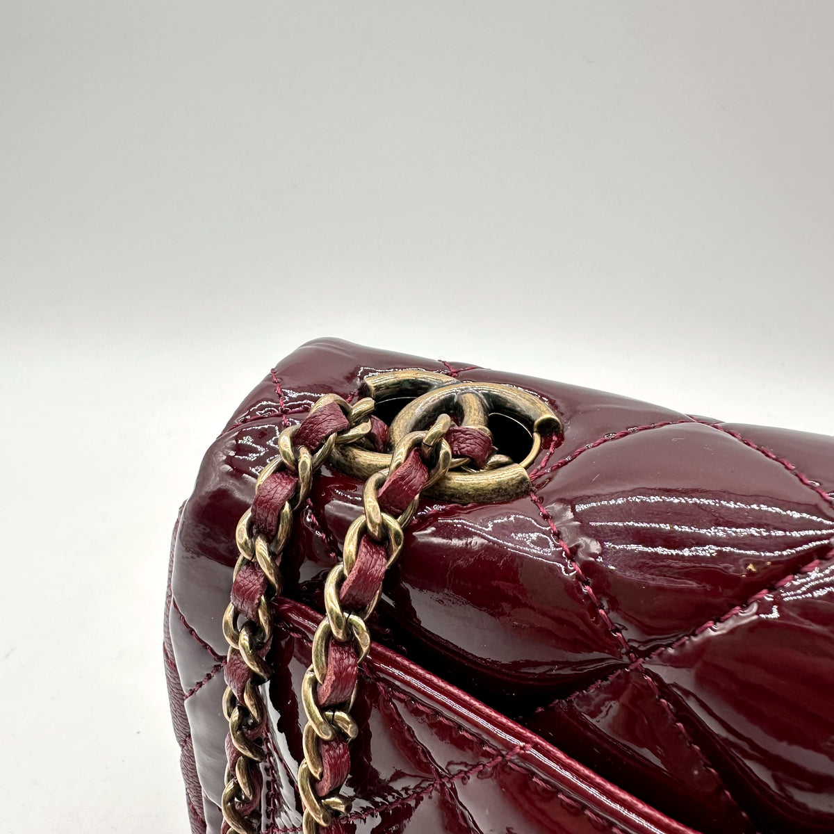 Chanel Matelassé Cuir Verni Bordeaux - détail de la chaîne entrelacée de cuir