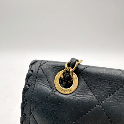 Chanel Matelassé Cuir Gris Anthracite - détail de l'anneau opposé