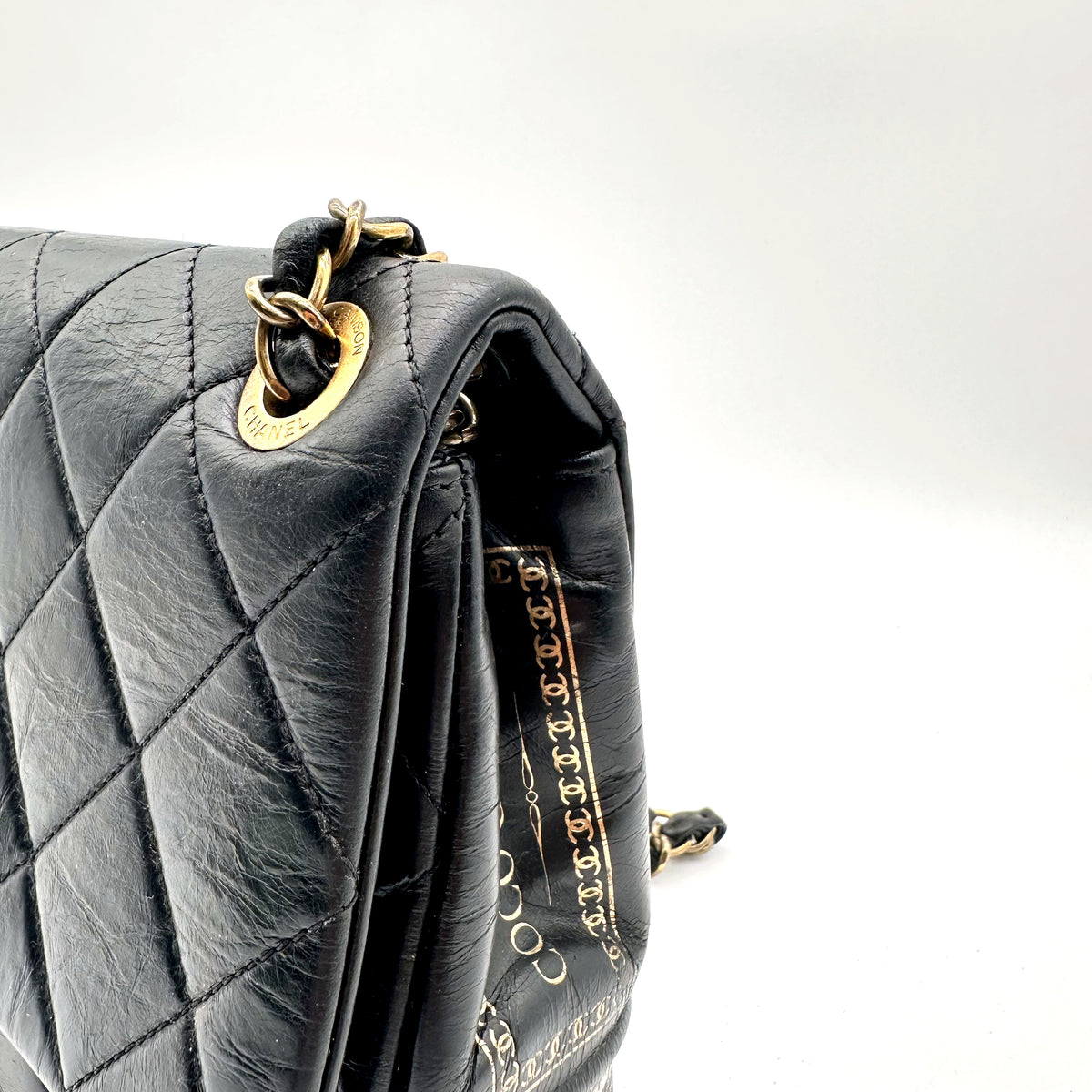 Chanel Single Flap Cuir d'agneau Noir - détail du haut du sac et de l'attache de chaîne