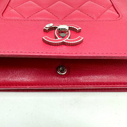 Chanel Wallet on Chain Cuir Framboise - détail du fermoir ouvert et du rabat