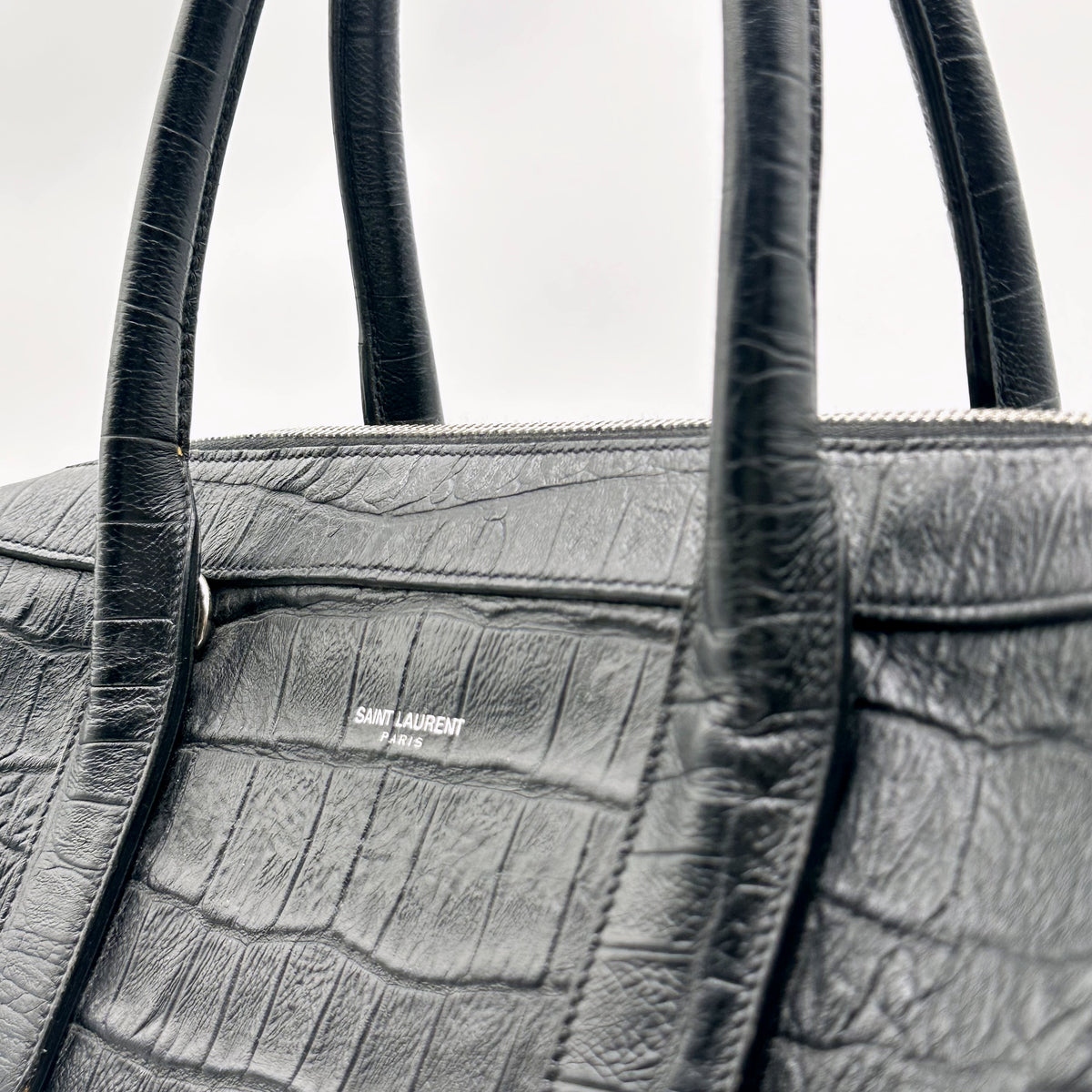 Saint Laurent Porte-documents Cuir Façon Croco Noir - détail des anses et de leurs attaches