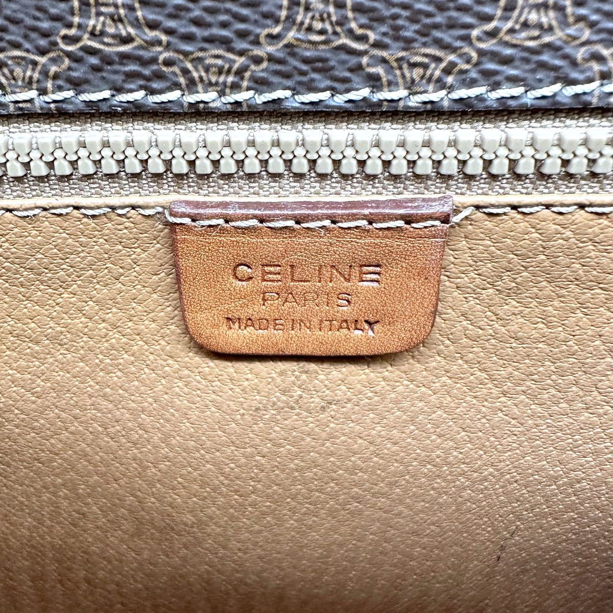 Céline Sacoche Toile Macadam Brun - détail de l'étiquette intérieure