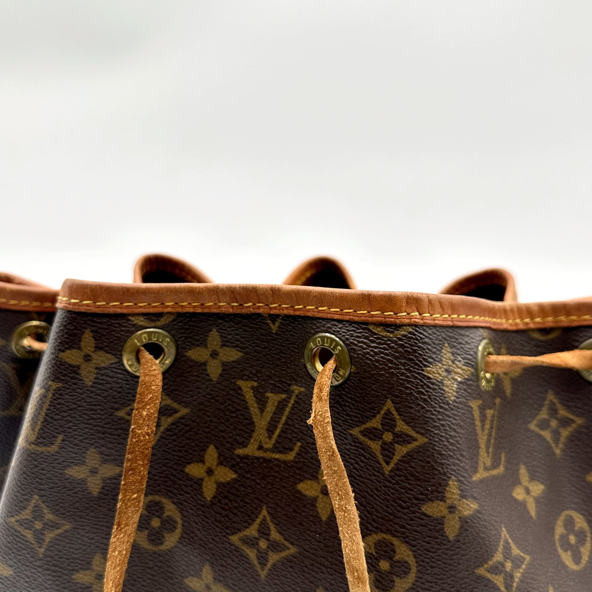Louis Vuitton Petit Noé Toile Monogram - détail du col et du cordon coulissant