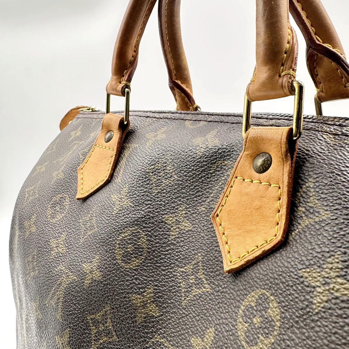 Louis Vuitton Speedy 30 Toile Monogram - détail des anses et attaches, autre côté
