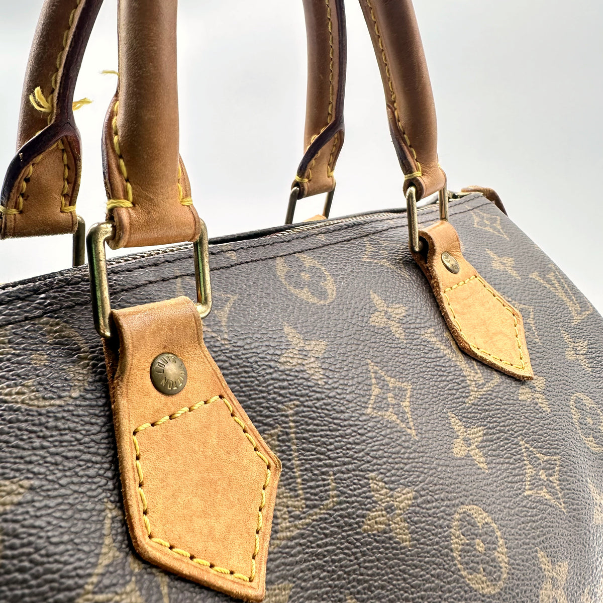 Louis Vuitton Speedy 30 Toile Monogram - détail des anses et attaches en cuir naturel