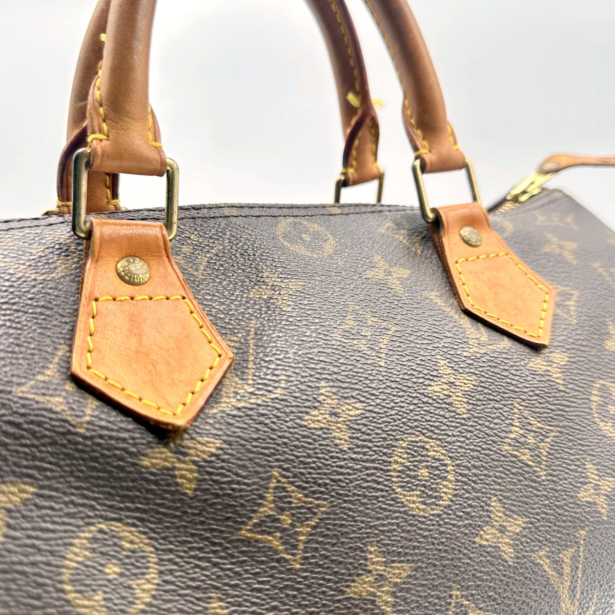 Louis Vuitton Speedy 30 Toile Monogram - détail des anses et attaches en cuir naturel