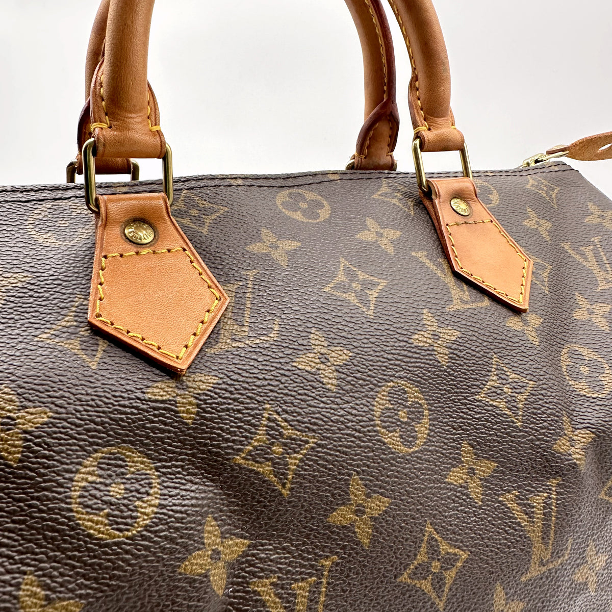 Louis Vuitton Speedy 30 Toile Monogram - détail des anses et attaches en cuir naturel
