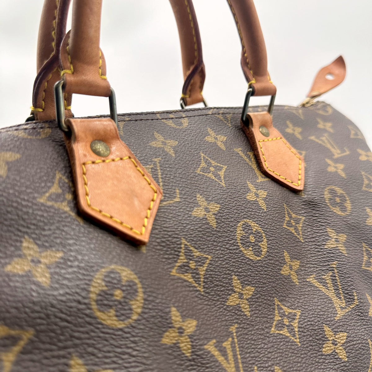 Louis Vuitton Speedy 35 Toile Monogram - détail des anses et attaches en cuir naturel