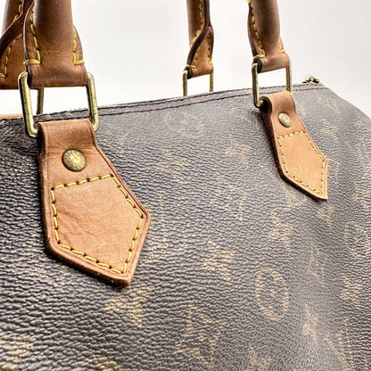 Louis Vuitton Speedy 30 Toile Monogram - détail des anses et attaches en cuir naturel