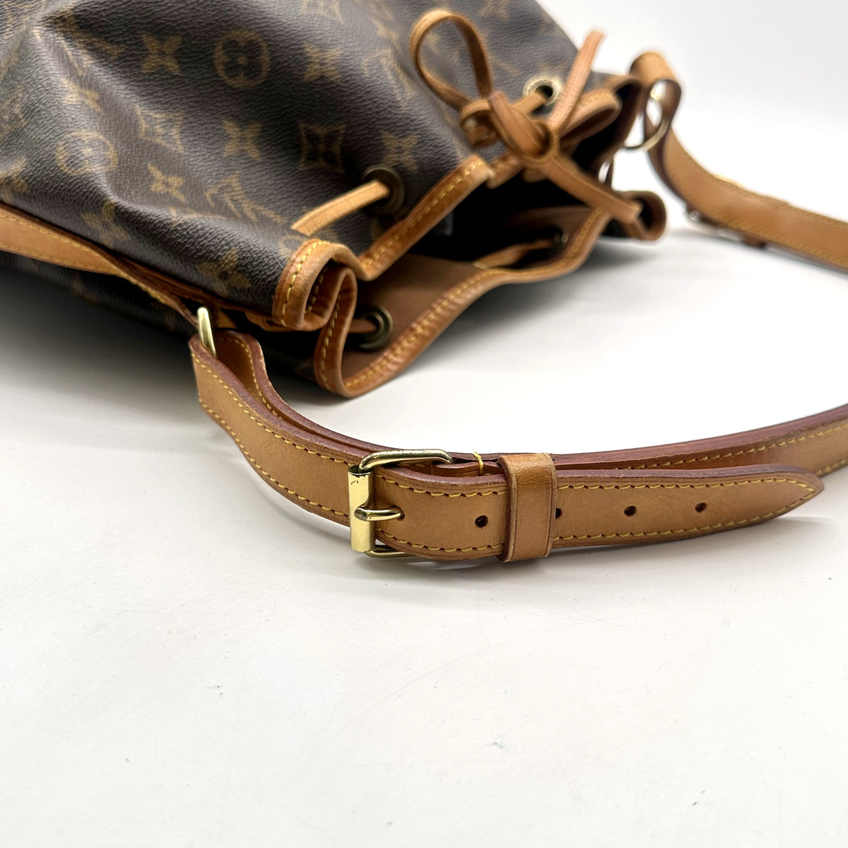 Louis Vuitton Grand Noé Toile Monogram - détail de la boucle de réglage de la bandoulière
