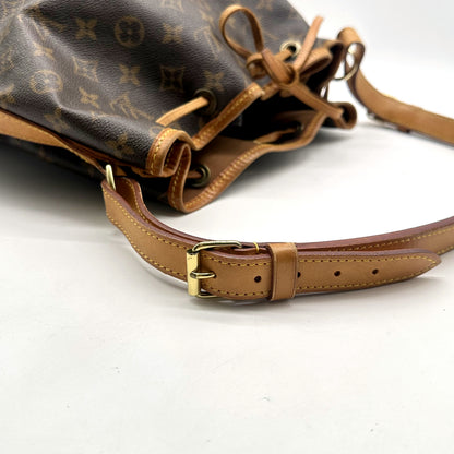 Louis Vuitton Grand Noé Toile Monogram - détail de la boucle de réglage de la bandoulière