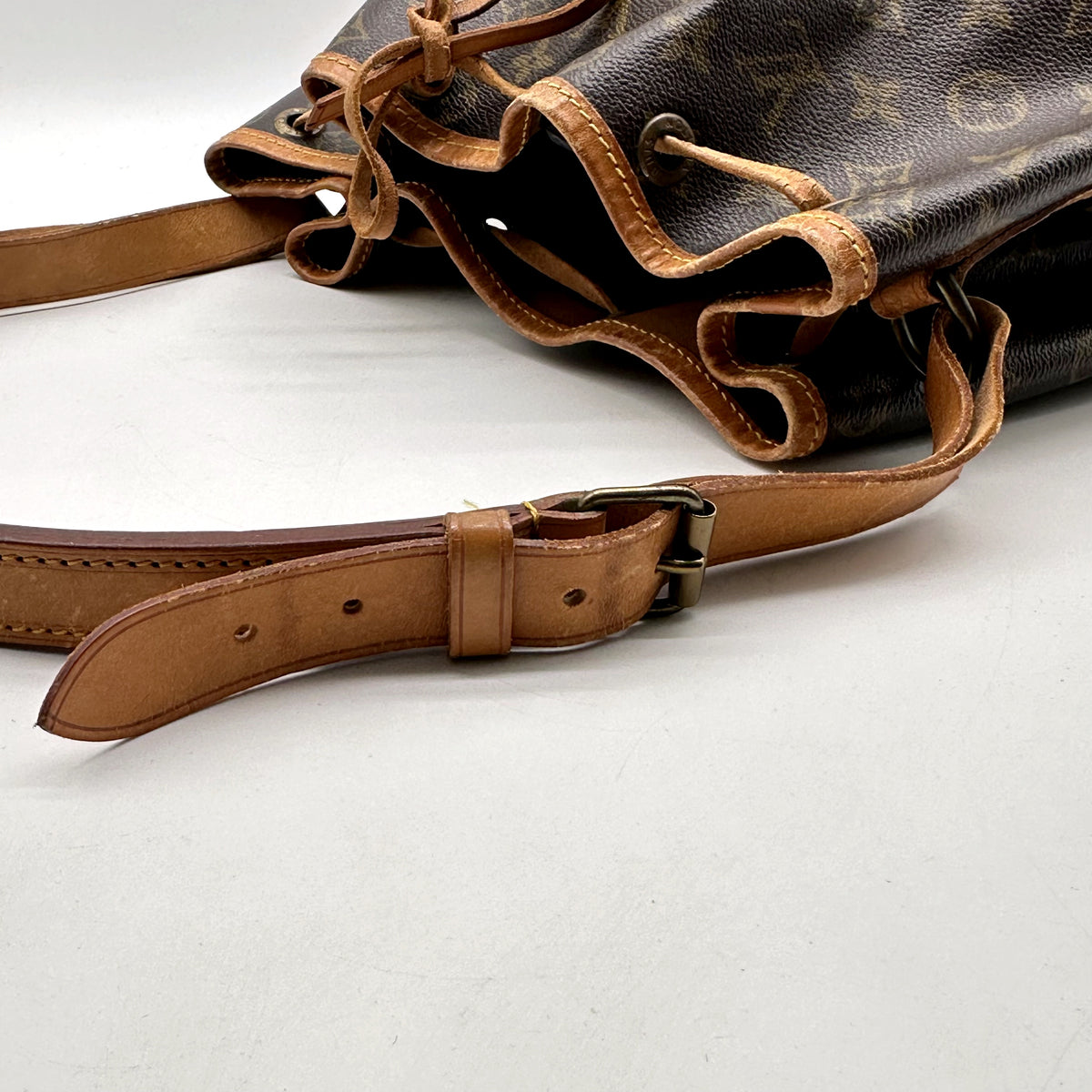 Louis Vuitton Grand Noé Toile Monogram - détail de la boucle de réglage de la bandoulière