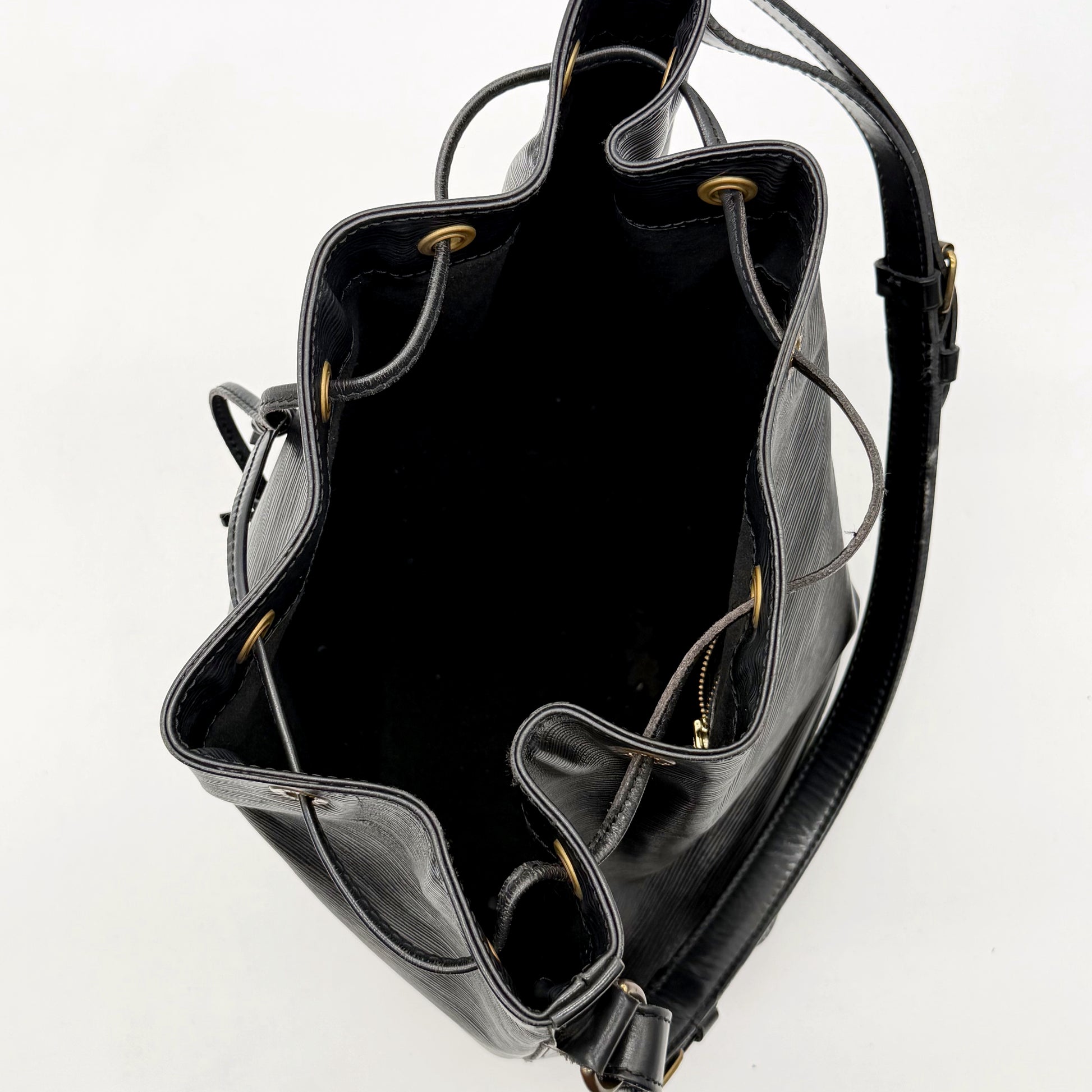 Louis Vuitton Noé Cuir Épi Noir - intérieur ouvert vu de dessus