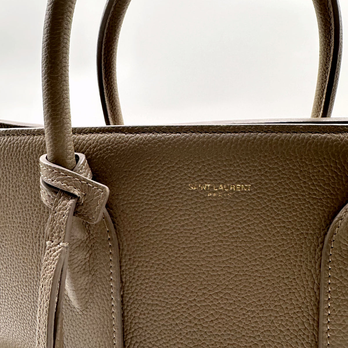 Saint Laurent Bandoulière Cuir Grainé Taupe - détail du marquage Saint Laurent Paris en façade