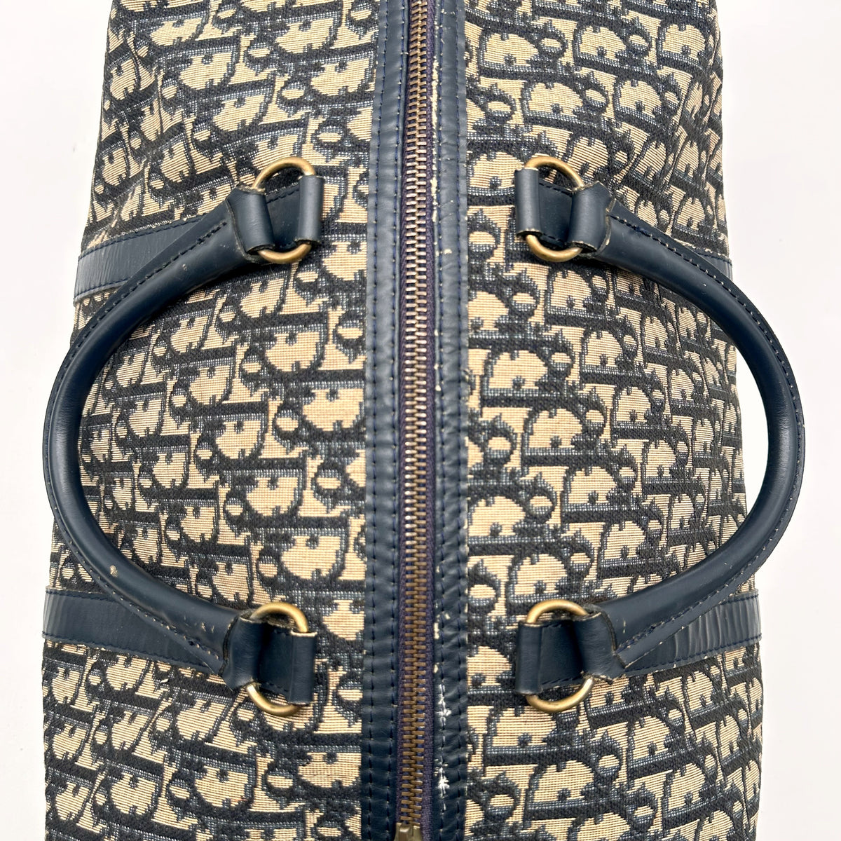 Dior Boston Toile Trotter Bleu Marine - détail du zip et des anses repliées